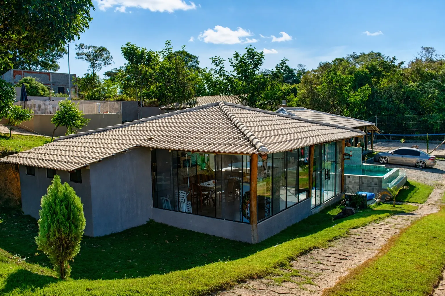 Fachada do Recanto Ouro Fino cercada pela natureza