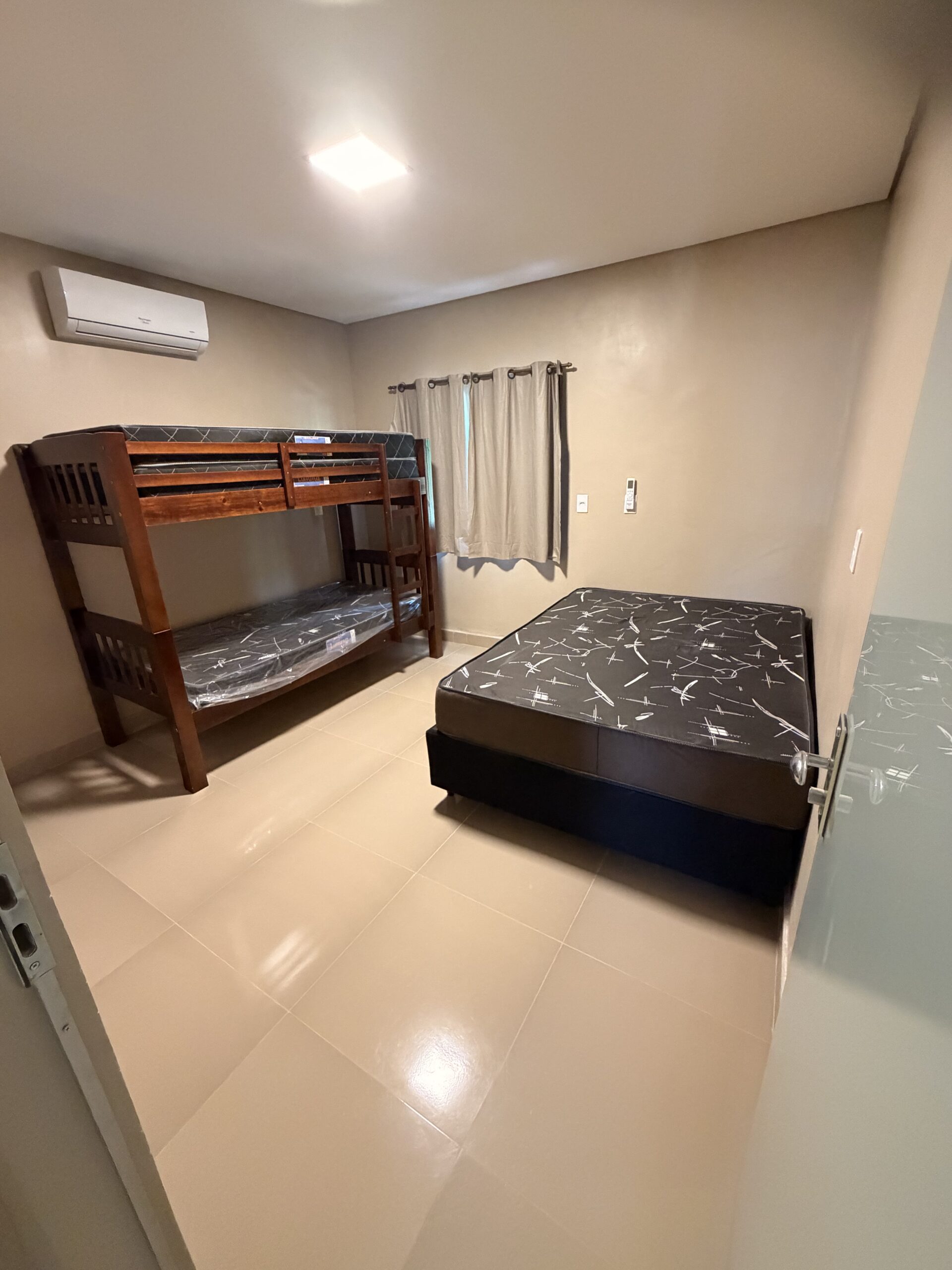 Suíte climatizada com cama e beliche