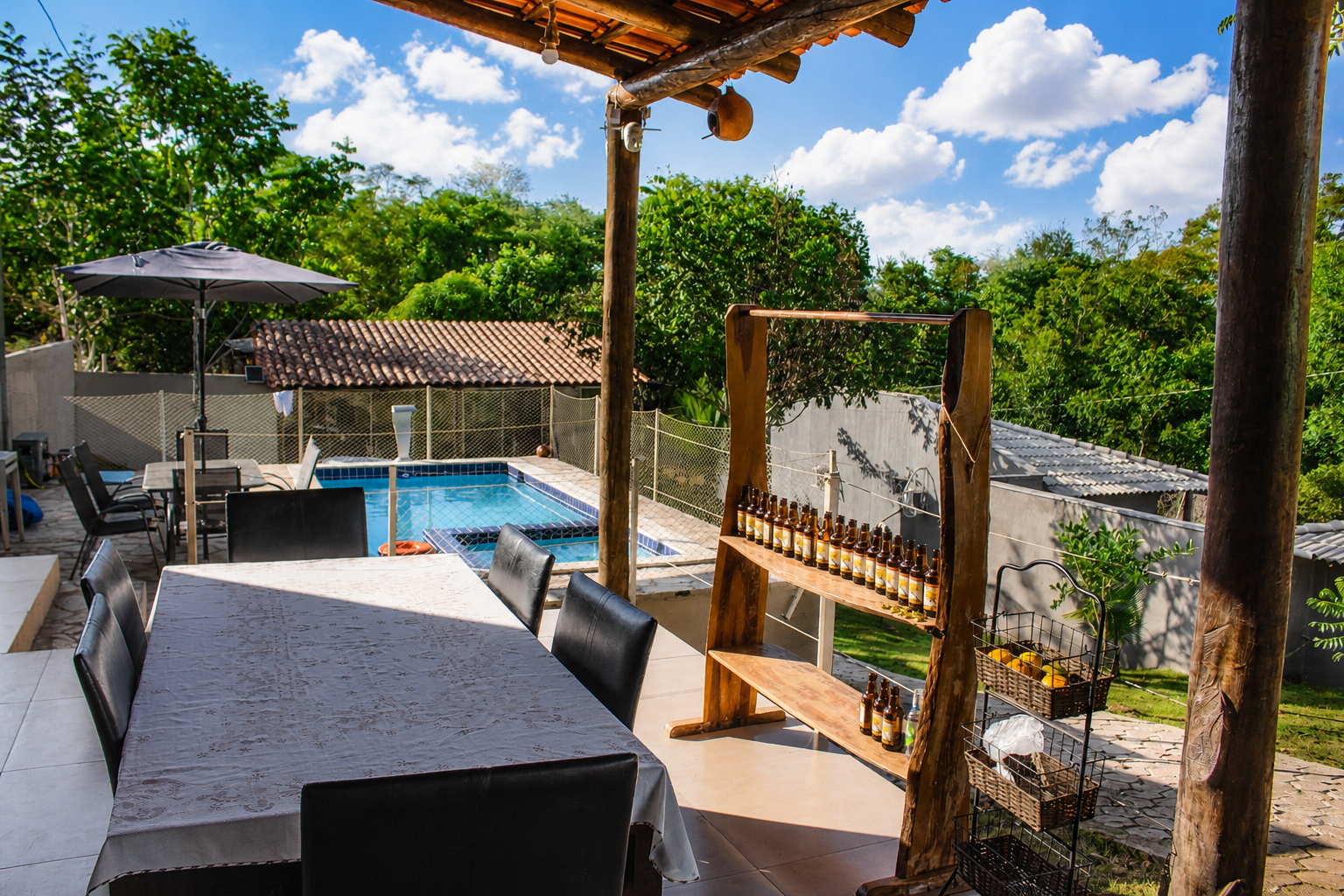 Mesa de jantar na varanda com vista para a piscina