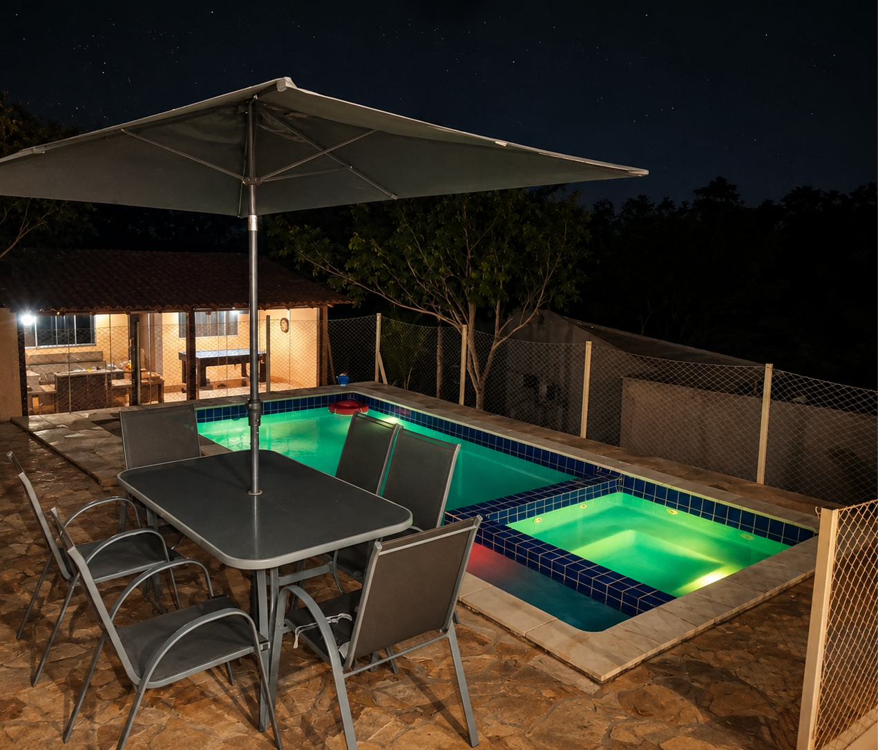 Piscina e espaço para refeições ao ar livre