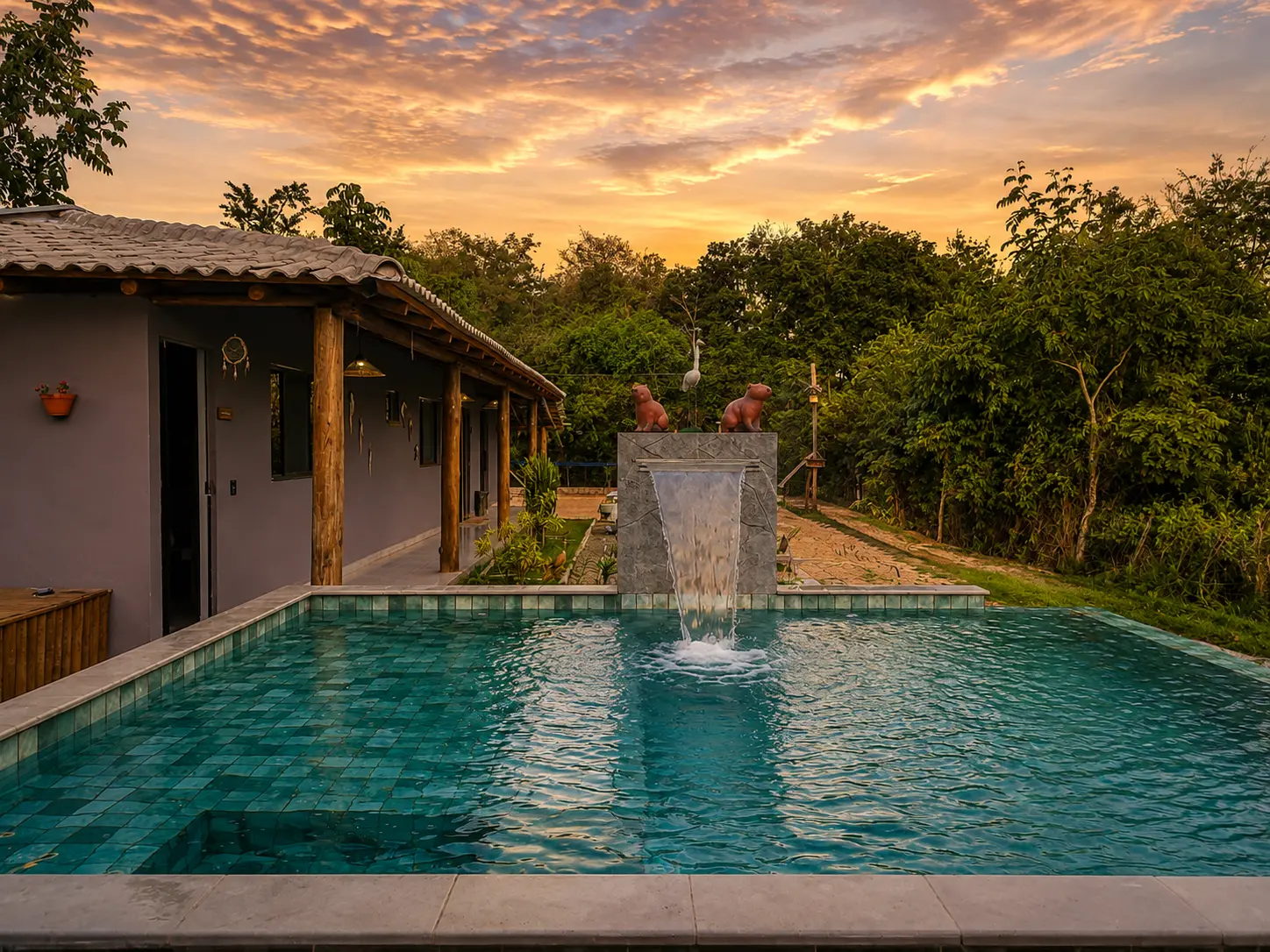 Piscina aquecida do Recanto Ouro Fino ao entardecer