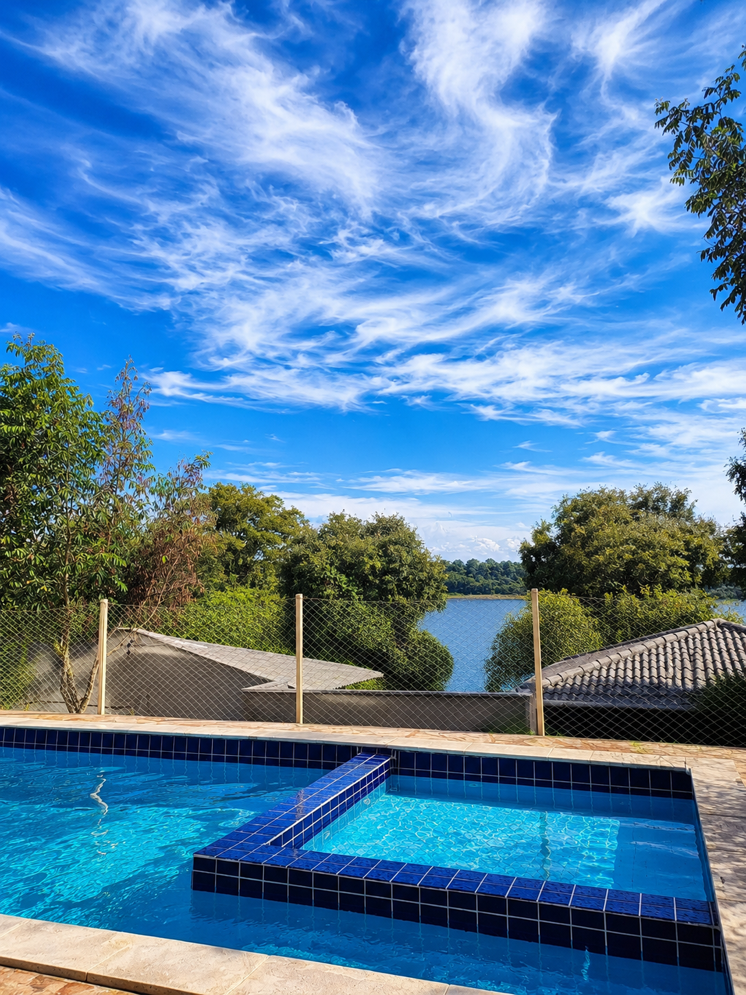 Piscina aquecida com vista para o Lago Corumbá IV