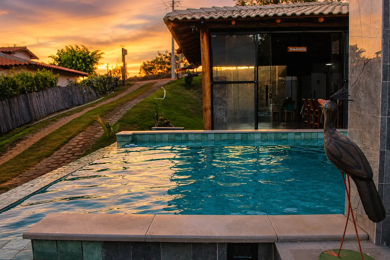 Piscina do Recanto Ouro Fino ao pôr do sol