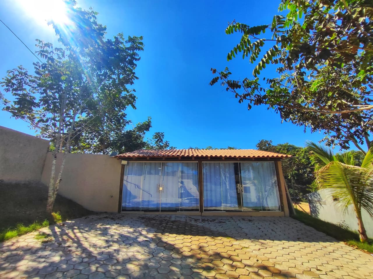 Fachada do Recanto dos Canários cercada por natureza
